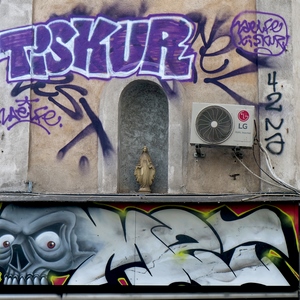 Coin de maison avec streetart représentant une tête d emort, textes et une vierge dans sa niche - France  - collection de photos clin d'oeil, catégorie streetart